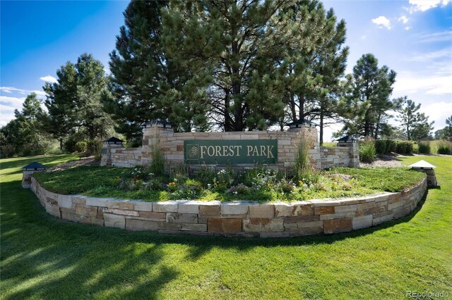 community sign featuring a yard