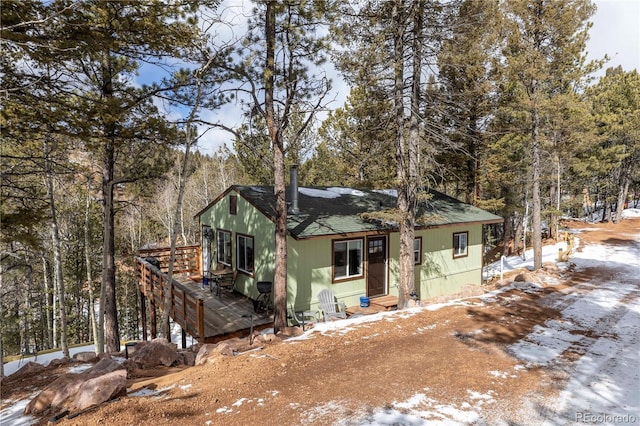 chalet / cabin with entry steps and roof with shingles