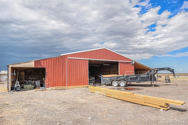 view of pole building featuring gravel driveway