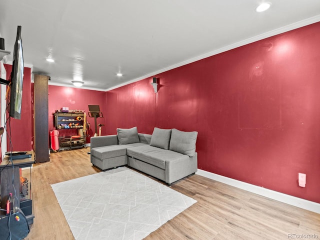 living room featuring recessed lighting, crown molding, baseboards, and wood finished floors