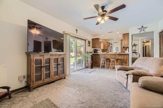 carpeted living room featuring ceiling fan