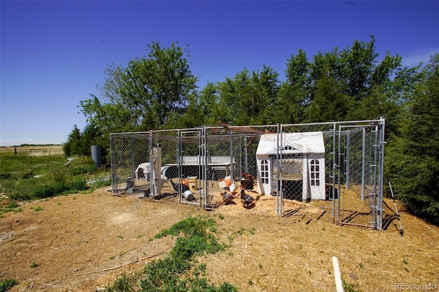 view of yard with an outbuilding