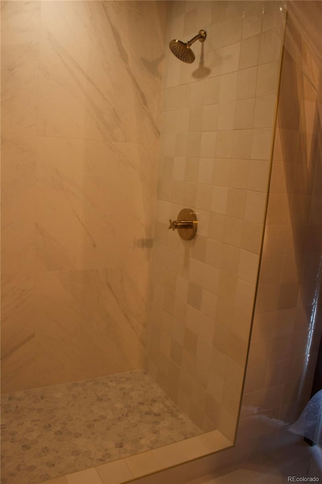 bathroom featuring tiled shower