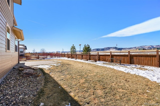 view of yard with a mountain view