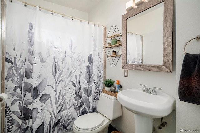 1654 S Perry St, Denver, CO 80219 - full bath with curtained shower