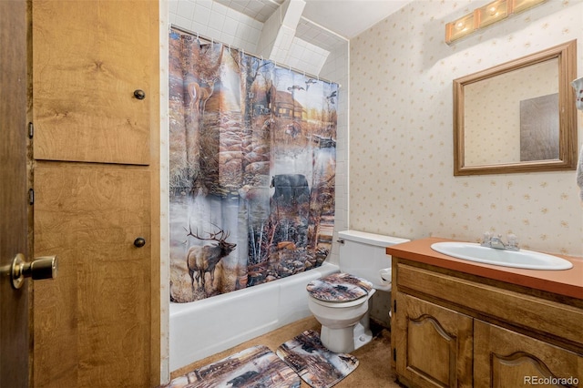 full bath with shower / bath combo with shower curtain, vanity, toilet, and wallpapered walls