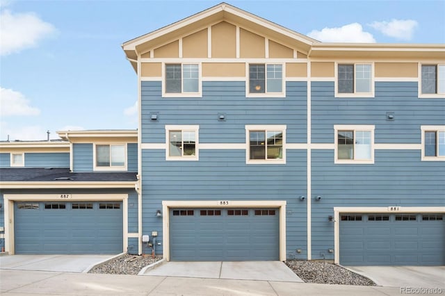 view of front of property featuring concrete driveway