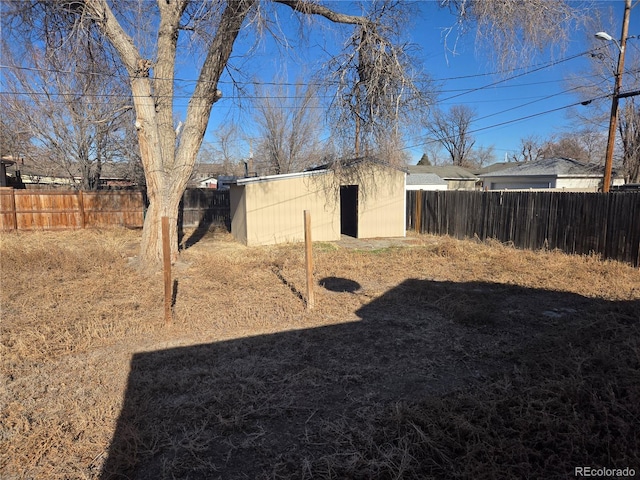 view of yard with a shed