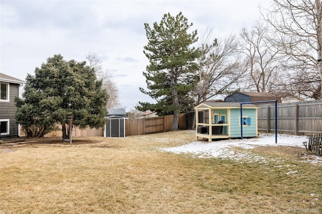 view of yard with a shed