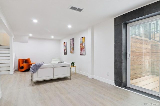 bedroom with light wood finished floors, visible vents, baseboards, and recessed lighting