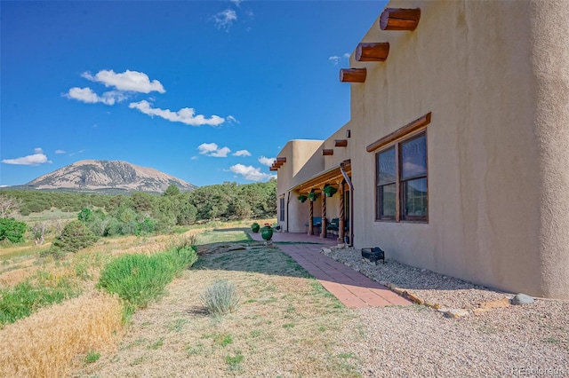 view of yard with a patio and a mountain view