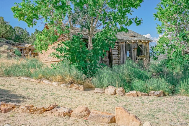 view of yard featuring an outbuilding