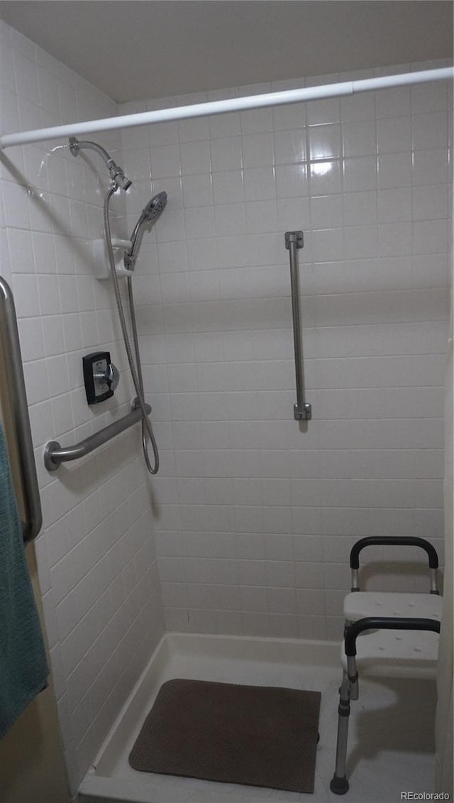 bathroom featuring a tile shower