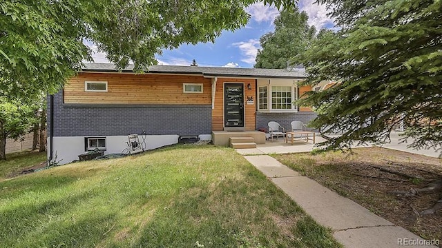 12020 W Alabama Pl, Lakewood, CO 80228 - view of front of property with a front yard and brick siding