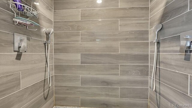 12020 W Alabama Pl, Lakewood, CO 80228 - bathroom featuring a tile shower