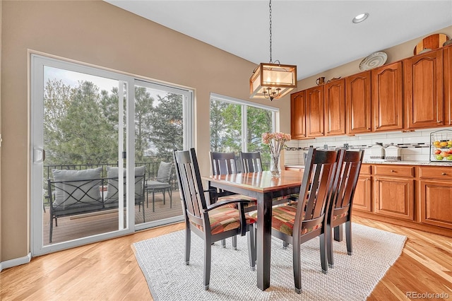 dining space featuring an inviting chandelier, light wood-style floors, and recessed lighting