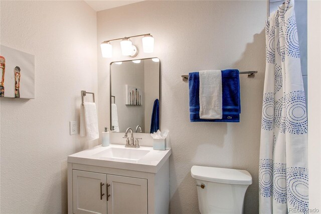 full bathroom with toilet, a shower with curtain, and vanity