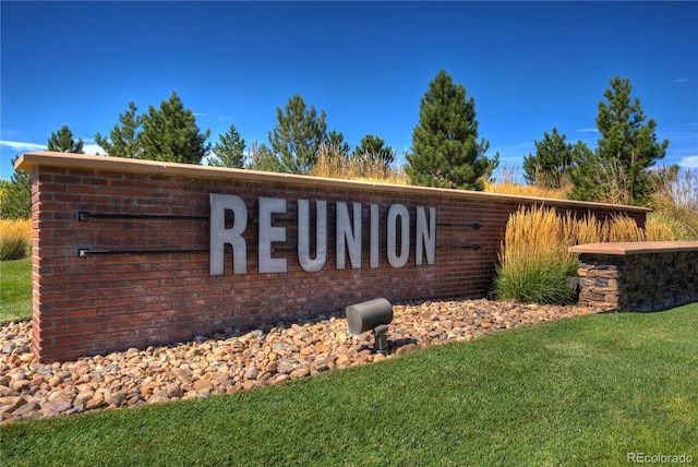 community sign with a lawn