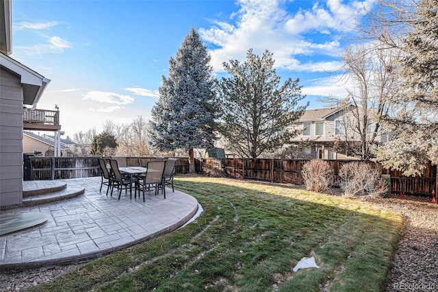 view of yard featuring a patio