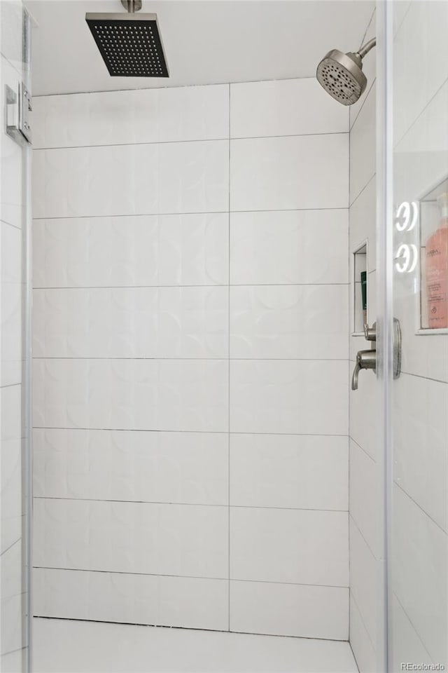 bathroom featuring a tile shower