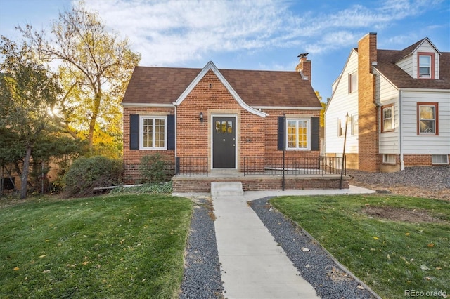 view of front of house with a front lawn