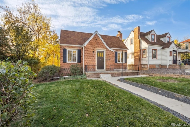 view of front of home featuring a front yard