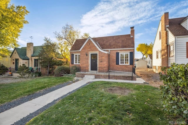 view of front of home featuring a front lawn