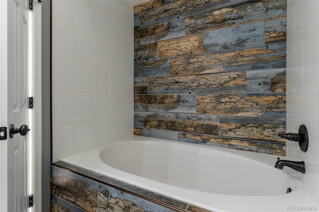 bathroom featuring tiled shower / bath