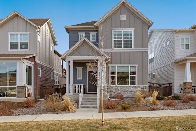 craftsman-style home featuring a front yard