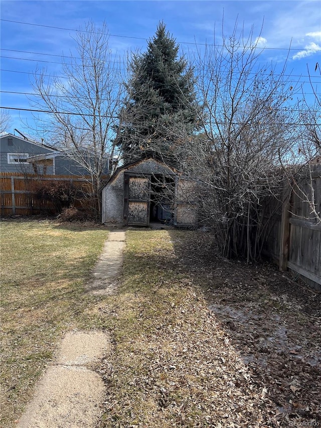 view of yard with an outdoor structure