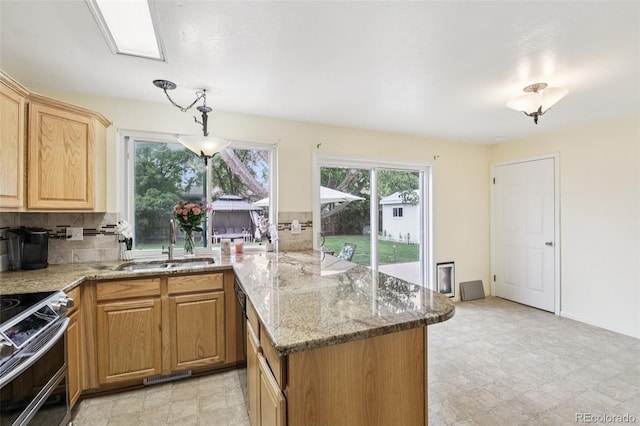 7075 Welch Ct, Arvada, CO 80004 - kitchen with double oven range, a sink, a peninsula, backsplash, and light stone countertops