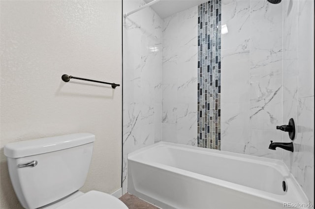 bathroom with tiled shower / bath and toilet