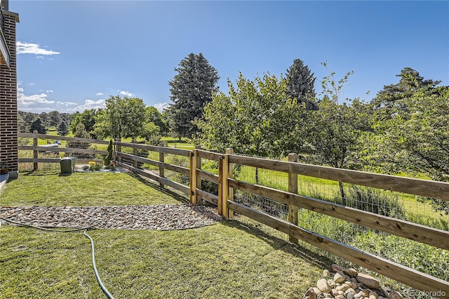 view of yard featuring a rural view