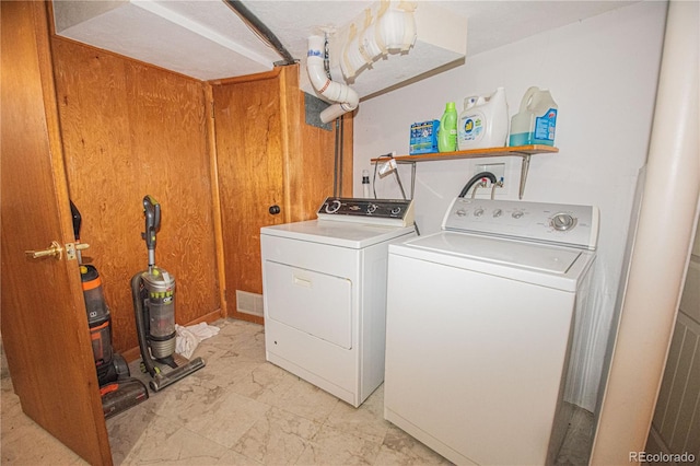 washroom featuring washing machine and clothes dryer