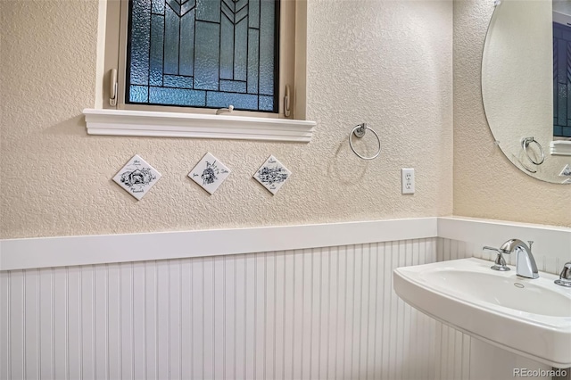 10193 E 29th Ave, Denver, CO 80238 - bathroom featuring a textured wall and a sink