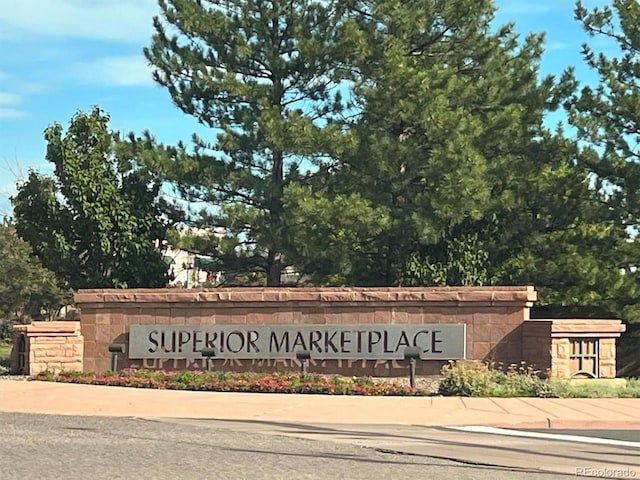 view of community / neighborhood sign