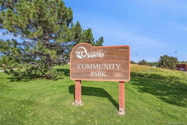 community / neighborhood sign featuring a yard