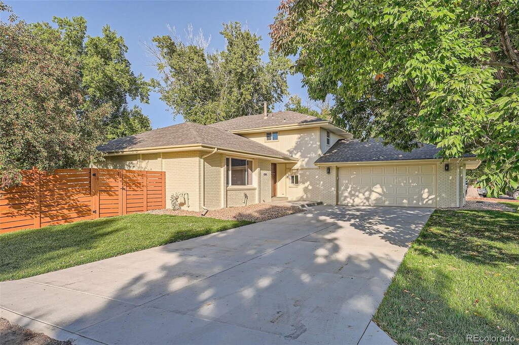 view of front facade featuring a front lawn and a garage