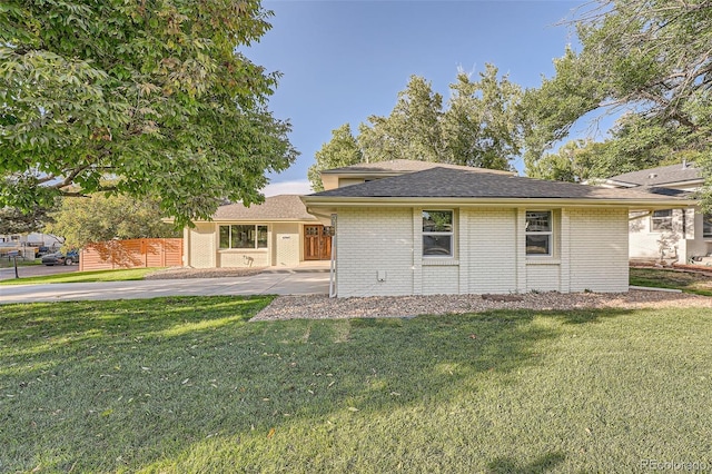 view of front of property featuring a front yard