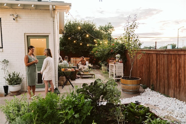 view of yard with fence and outdoor lounge area
