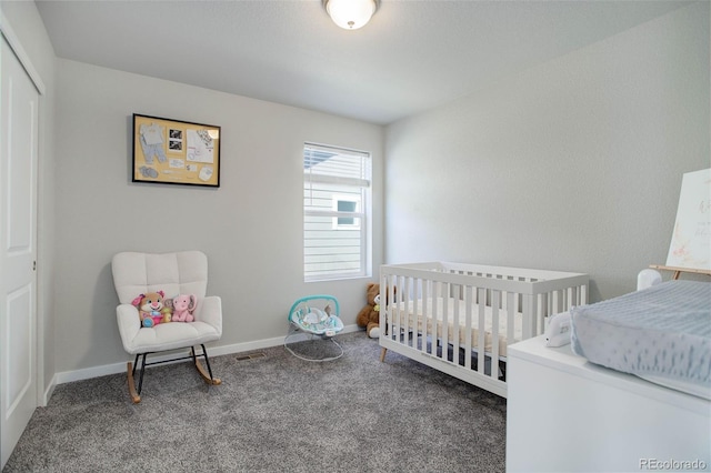 bedroom featuring carpet flooring and a closet