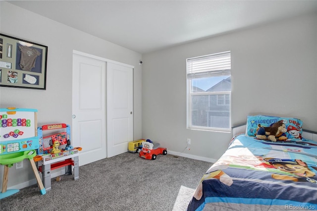 bedroom with carpet flooring and a closet