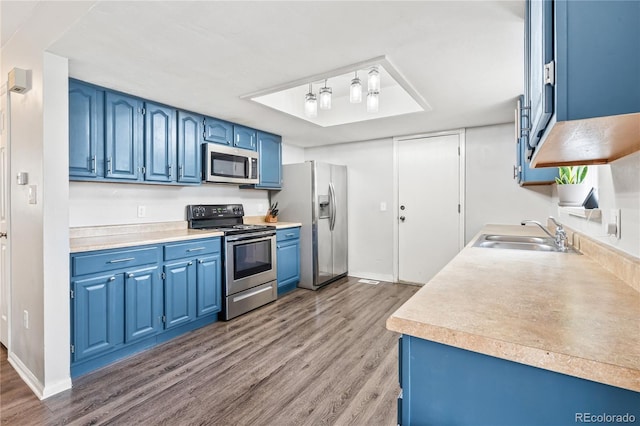 1080 S Yampa St, Aurora, CO 80017 - kitchen featuring stainless steel appliances, a sink, blue cabinets, and light wood-type flooring