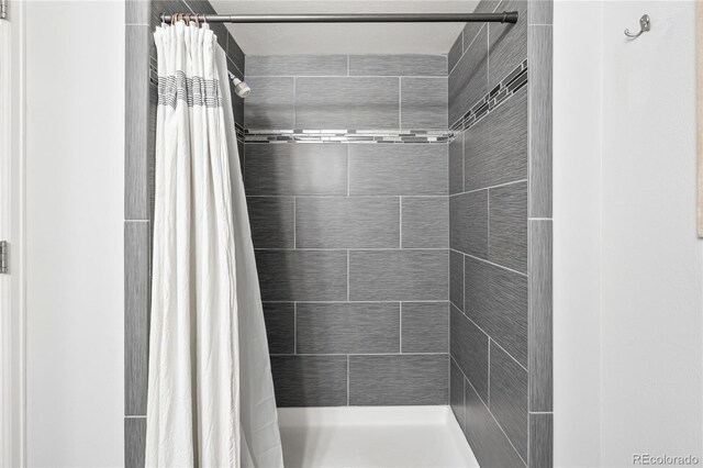1080 S Yampa St, Aurora, CO 80017 - full bathroom featuring a tile shower