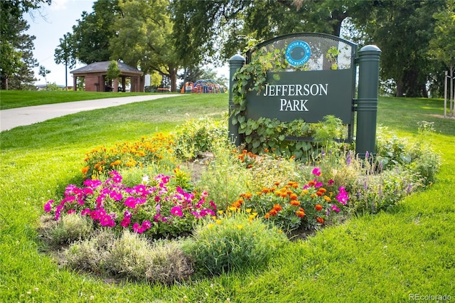 community sign featuring a lawn