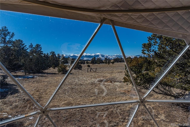 view of yard featuring a mountain view