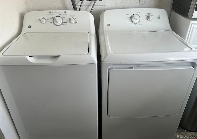 2815 S Dexter Way, Denver, CO 80222 - clothes washing area with independent washer and dryer