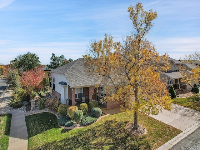 view of front of property featuring a front lawn