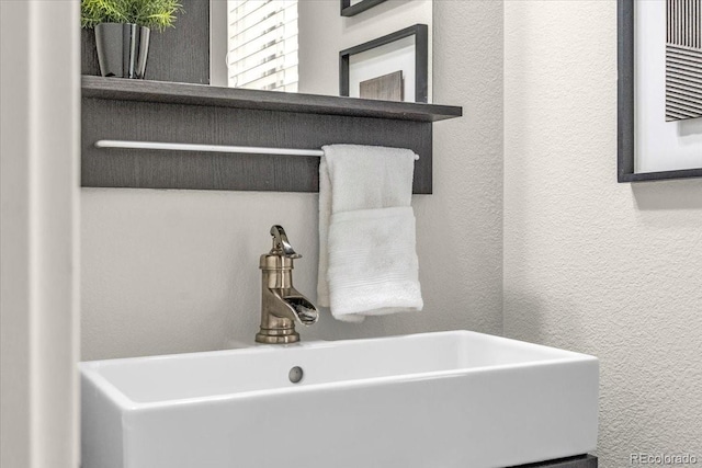 3372 Central Park Blvd, Denver, CO 80238 - bathroom featuring a textured wall and a sink