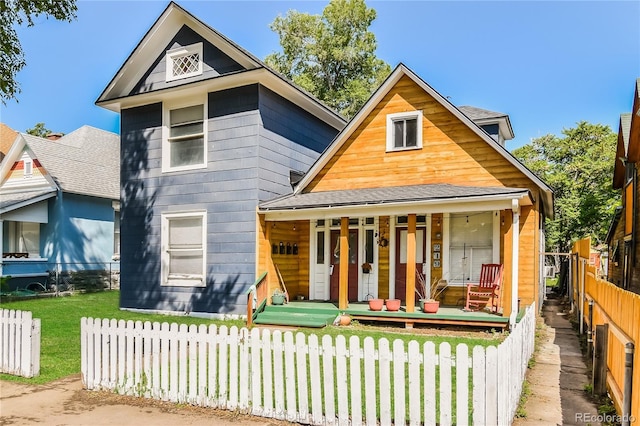 view of front facade featuring a front yard and covered porch